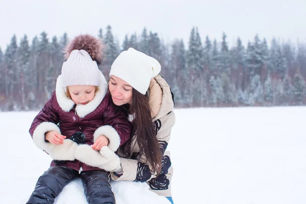 幸福的家庭享受冬季下雪天 — 图库照片
