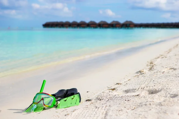 Maska, fajka i płetwy do nurkowania na białej, piaszczystej plaży — Zdjęcie stockowe