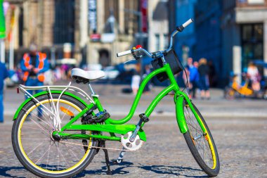 Renkli bisiklet üzerinde caddeleri Amsterdam, Hollanda