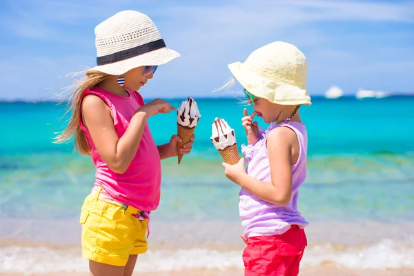 여름 해변 배경 위에 아이스크림을 먹는 행복 한 어린 소녀. 사람, 어린이, 친구와 우정 개념 — 스톡 사진