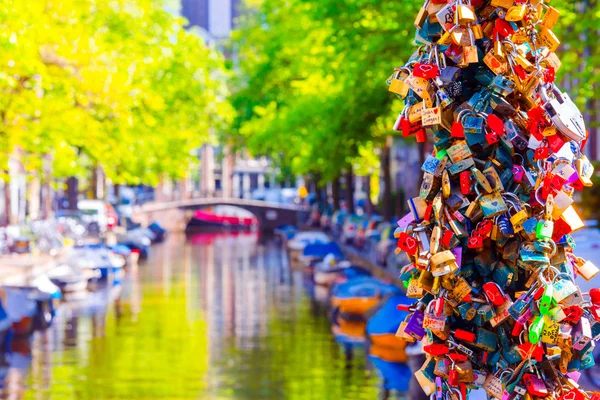 Schöner Kanal in der Altstadt von Amsterdam, Niederlande, Nord-Holland Provinz. — Stockfoto
