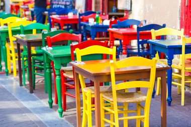 Yaz boş açık café'de turist Avrupa şehri