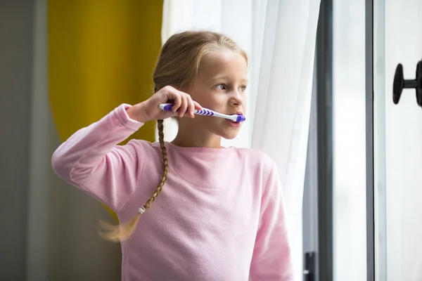 Higiene dental. Menina feliz, escovando os dentes indoor — Fotografia de Stock