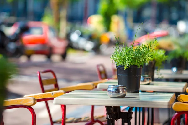 Verano vacío café al aire libre en la ciudad turística europea — Foto de Stock