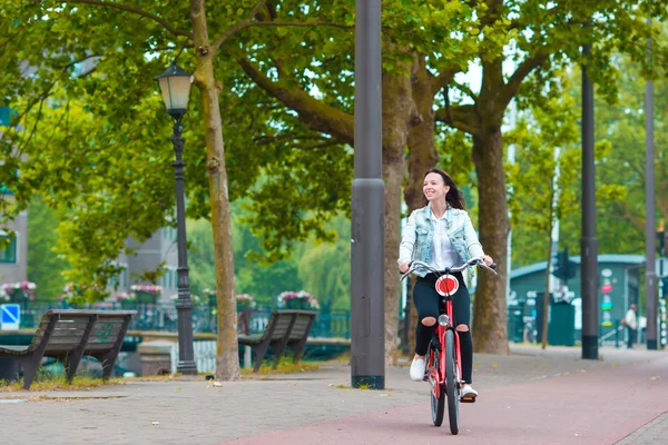 Joven mujer feliz en bicicleta en la ciudad europea — Foto de Stock