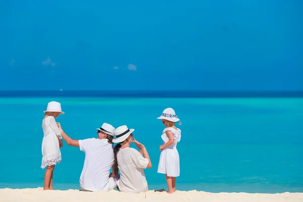 Šťastná rodina na dovolenou na pláži — Stock fotografie