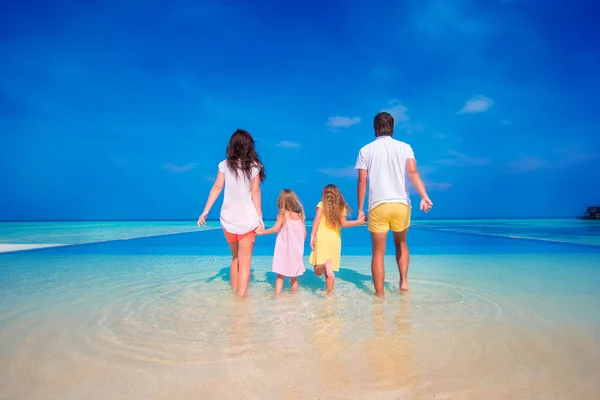 Família feliz na praia de férias nas Maldivas — Fotografia de Stock