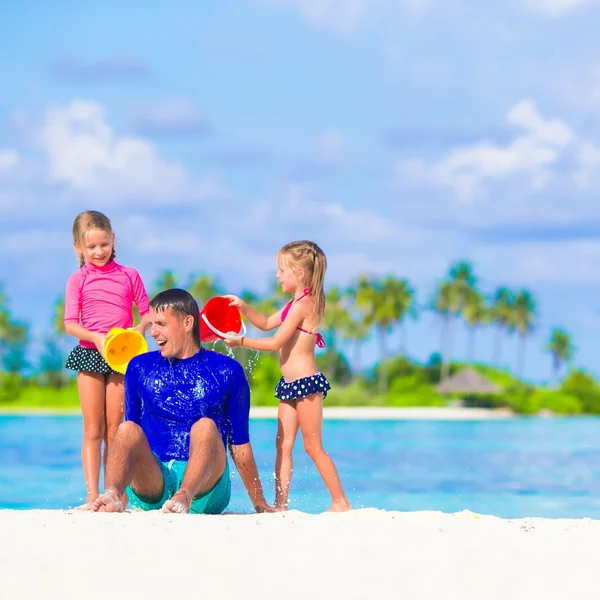 Gelukkige familie plezier op strandvakantie — Stockfoto