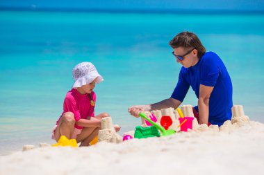 Mutlu aile yaz tatile plaj oyuncakları ile oynarken