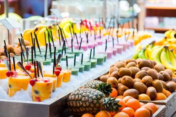 Leckere süße Cocktails und frisches Obst im Laden zum Mitnehmen — Stockfoto