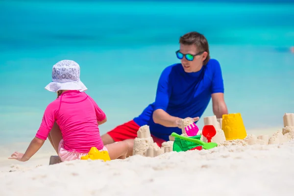 Šťastná rodina hrát s hračkami, pláž na letní dovolenou — Stock fotografie
