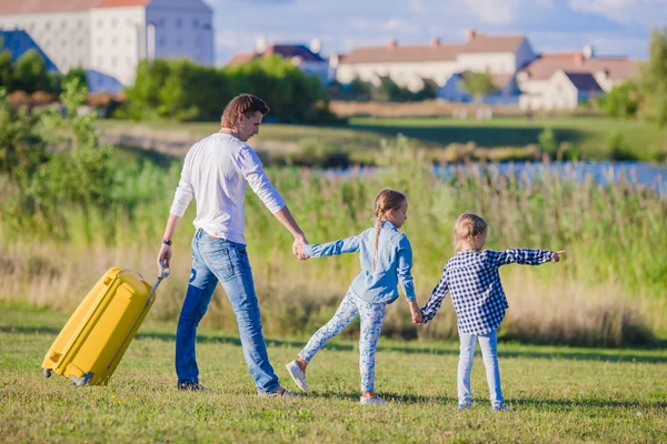 Lyckliga familjen redo för att resa utomhus — Stockfoto