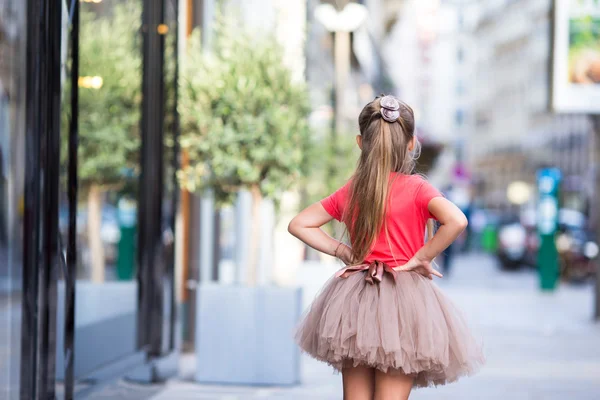 Очаровательная маленькая девочка в европейском городе на открытом воздухе — стоковое фото