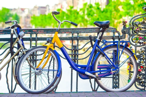 Bicicletas coloridas en las calles de Amsterdam, Países Bajos — Foto de Stock