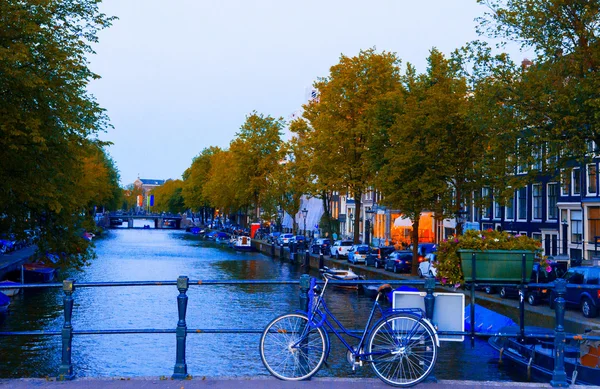 Schöner alter kanal im herbst bei amsterdam, niederland — Stockfoto