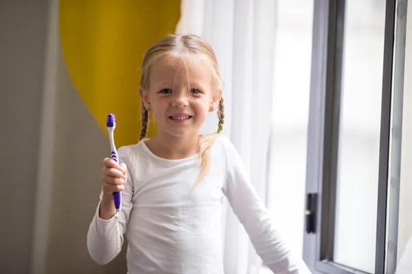 Dentální hygiena. Roztomilý úsměv holka, kartáčky na zuby — Stock fotografie