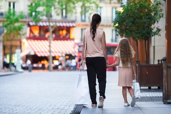 愛らしい少女とパリの屋外ショッピング中に女性 — ストック写真