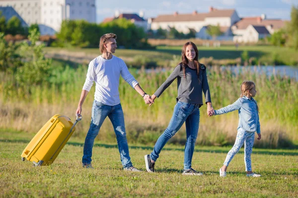 Familia feliz con equipaje listo para viajar al aire libre — Foto de Stock