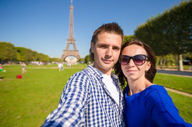 Eyfel Kulesi Paris arka planda Champ de Mars üzerinde genç mutlu çift