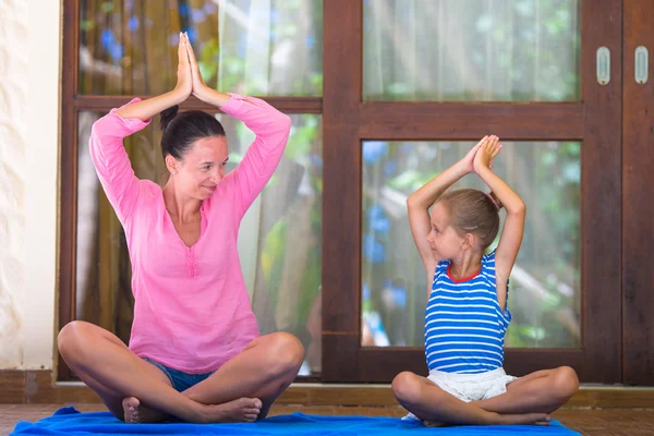 Giovane donna e bambina che fanno esercizio di yoga all'aperto sulla terrazza — Foto Stock