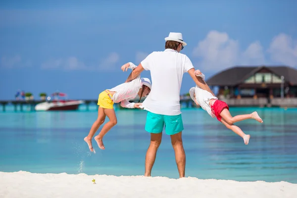 Gelukkige familie strandvakantie — Stockfoto