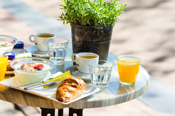 Fresh and delisious breakfast in outdoor cafe at european city — Stock Photo, Image