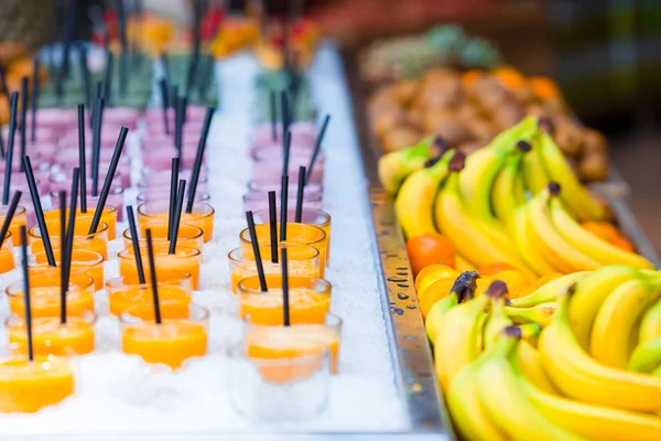 Deliziosi cocktail dolci e frutta fresca nel negozio con take away — Foto Stock