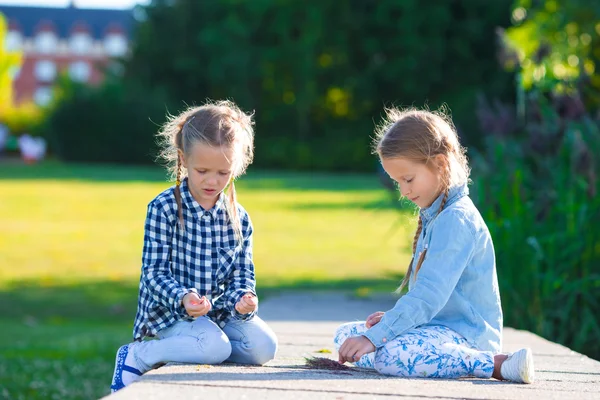 Petites filles adorables en plein air à l'heure d'été en vacances en Europe — Photo