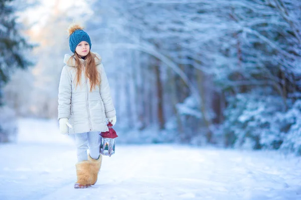 Adorable fille avec lampe de poche et bougie en hiver la veille de Noël en plein air — Photo