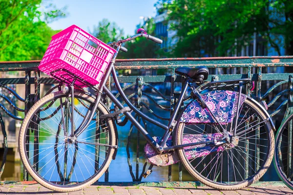 Vélos colorés sur le pont à Amsterdam, Pays-Bas — Photo