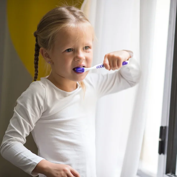 Mondhygiëne. gelukkig klein meisje poetsen haar tanden — Stockfoto