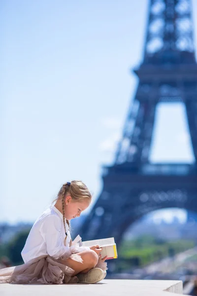 Aranyos kislány Párizs háttérben az Eiffel-torony — Stock Fotó