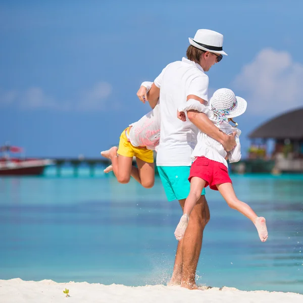 Happy family beach vacation in tropical island — Stock Photo, Image