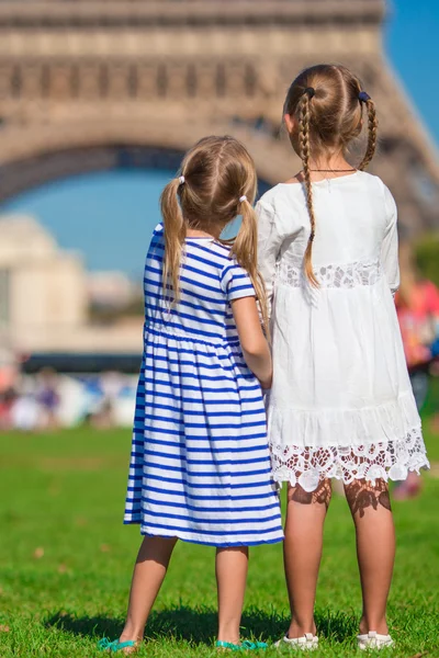 Meninas adoráveis com mapa de Paris fundo a torre Eiffel — Fotografia de Stock