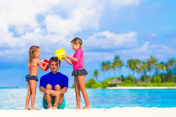 Happy family having fun on beach vacation — Stock Photo, Image