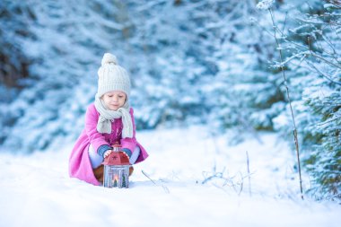 El feneri ve mum kış günü açık havada küçük kızla