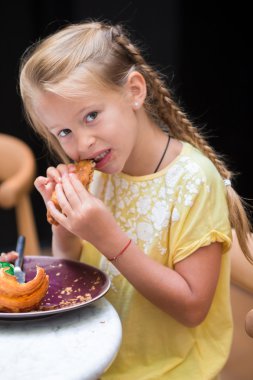 Sevimli küçük kız kafede Kahvaltı