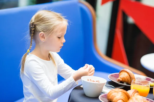 Rozkošná holčička s snídaně v restauraci — Stock fotografie
