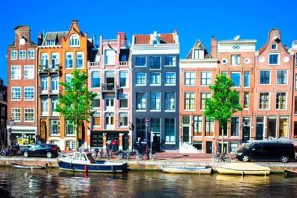 Casas medievales holandesas tradicionales en Amsterdam, Países Bajos — Foto de Stock