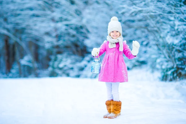 Schattig meisje met in de winter dag in de buitenlucht — Stockfoto