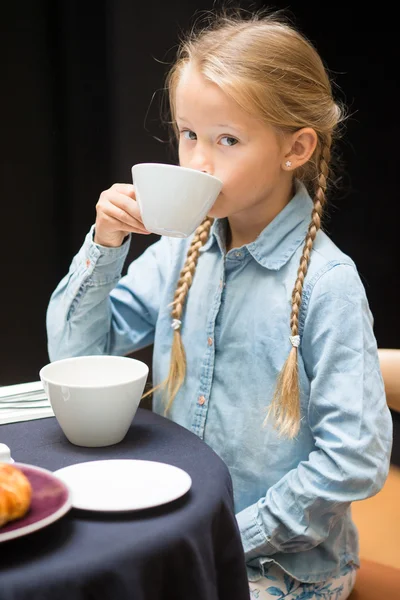 Rozkošná holčička s snídaně v restauraci — Stock fotografie