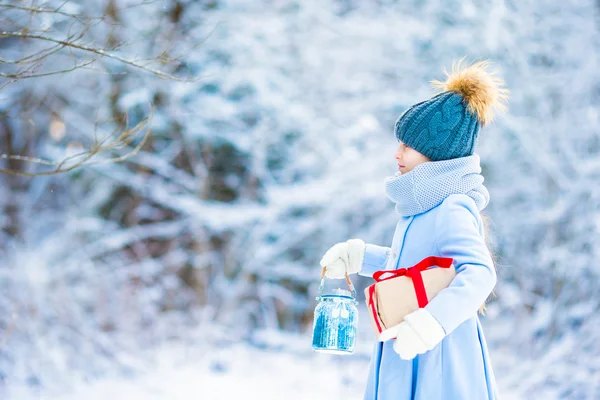 Petite fille adorable avec dans la journée d'hiver en plein air — Photo