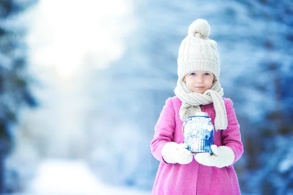 Kleines Mädchen mit Taschenlampe und Kerze im Wintertag im Freien — Stockfoto