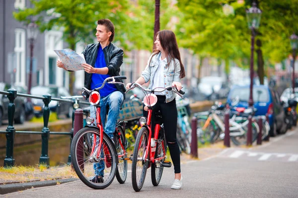 Turismo feliz ciudad con mapa en bicicleta — Foto de Stock