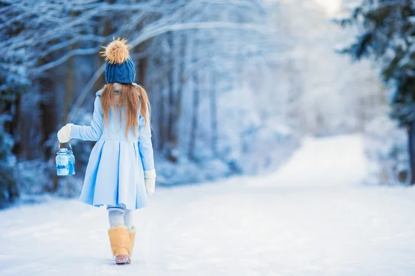 Petite fille adorable avec dans la journée d'hiver en plein air — Photo