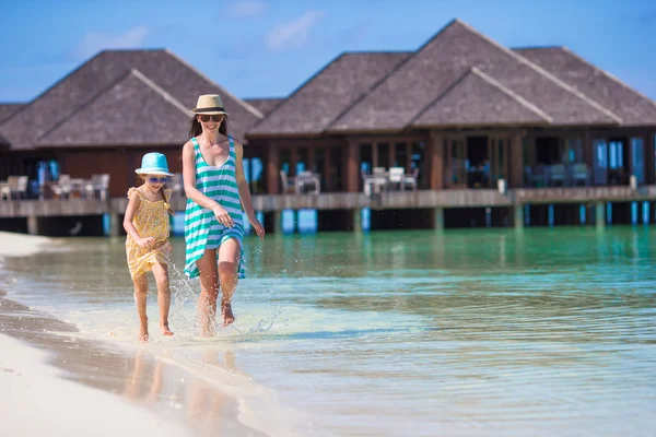 Glad familj tid på tropical beach — Stockfoto