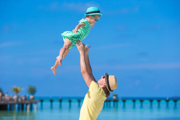 Happy father and his adorable little daughter at tropical beach having fun — Stock Photo, Image