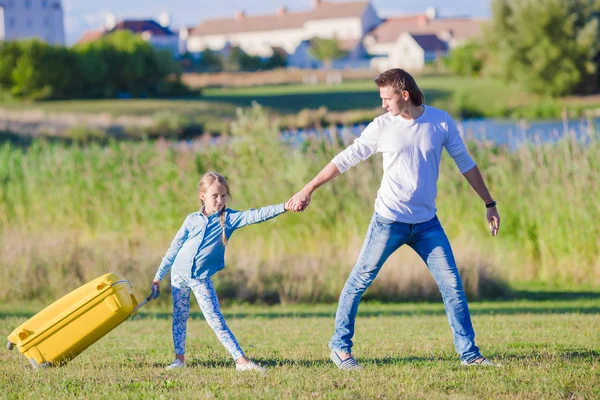 Padre y niña con equipaje listo para viajar al aire libre — Foto de Stock