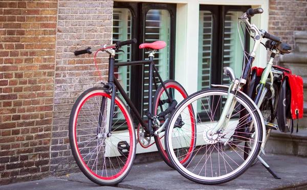 Bicicletas coloridas en la vieja calle en Amsterdam, Países Bajos — Foto de Stock