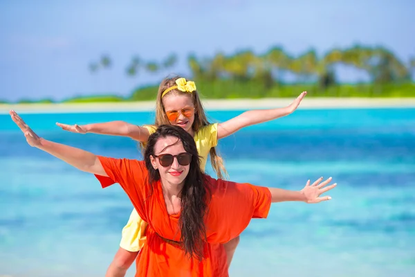 Famille profiter des vacances à la plage tropicale — Photo